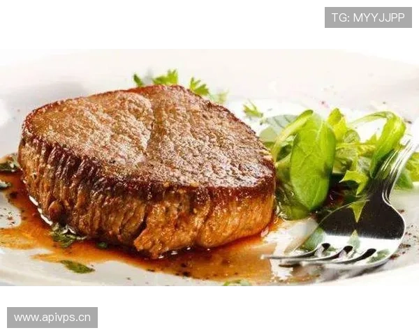 莱万训练完回家连吃三块牛排，老婆说他厨房开火像点外卖