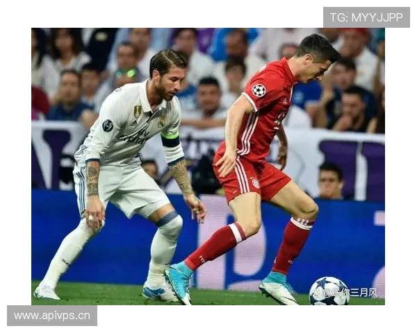 莱万每天五点起床练射门，老婆说他连做梦都在喊“传球！”